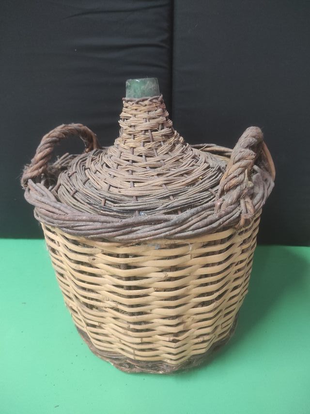 Antigua garrafa cristal forrada de mimbre