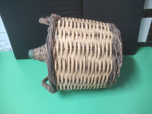 Antigua garrafa cristal forrada de mimbre