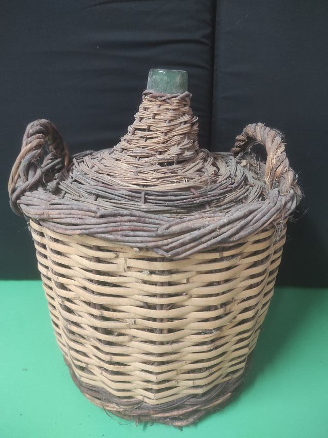 Antigua garrafa cristal forrada de mimbre