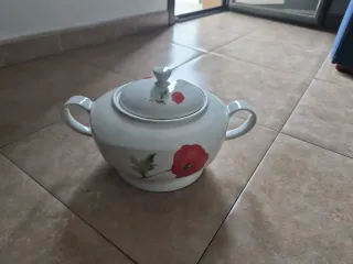Sopera de porcelana con flores rojas