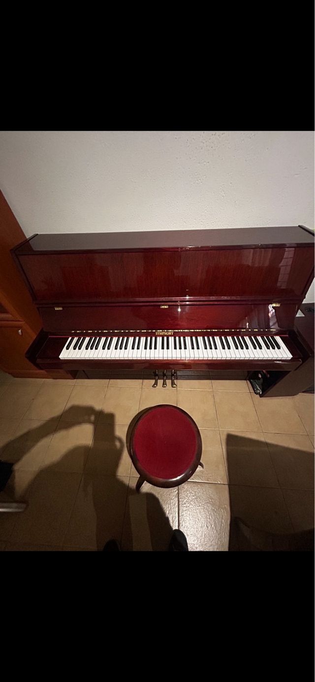 Piano de pared Steinway marrón cobre