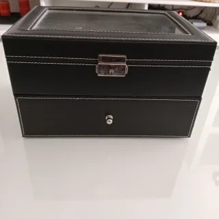 Relojero negro con cajón y tapa
