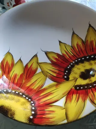 Piatto grande decorato con girasoli