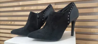 Botines de tacón negros con tachuelas