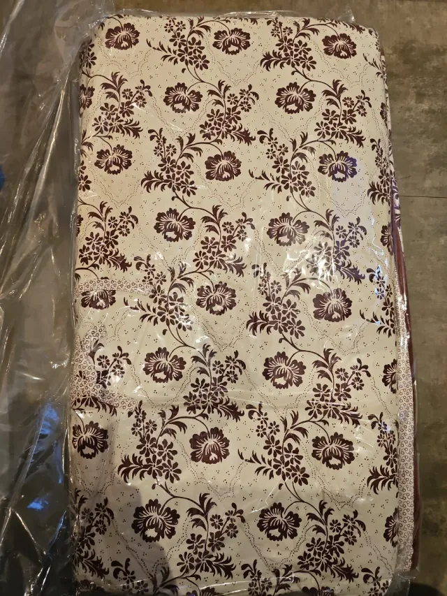 Manta cubrecama beige y marrón