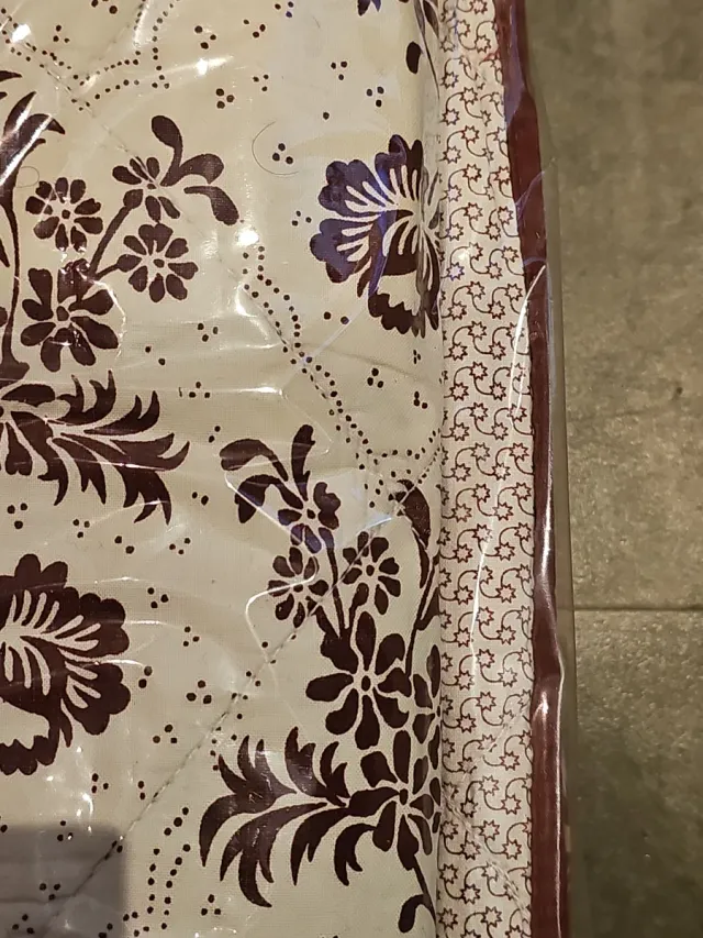 Manta cubrecama beige y marrón