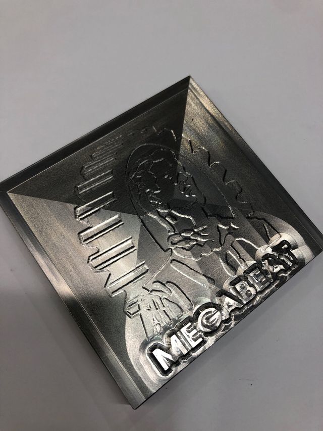 MEGABEAT placa acero  “seriada” única