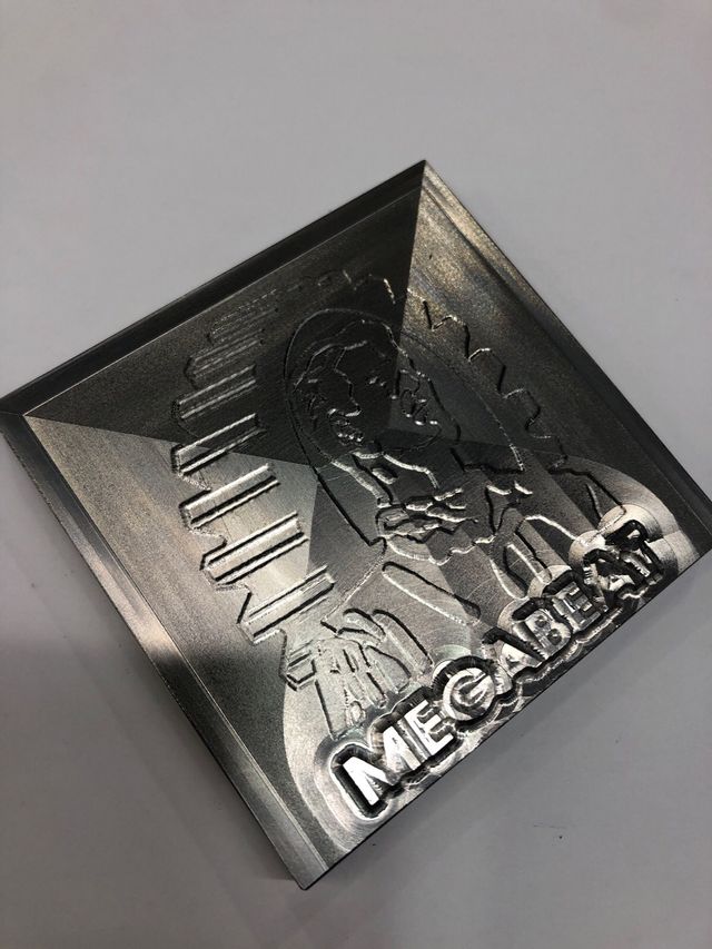 MEGABEAT placa acero  “seriada” única