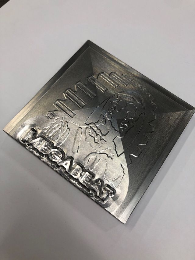 MEGABEAT placa acero  “seriada” única