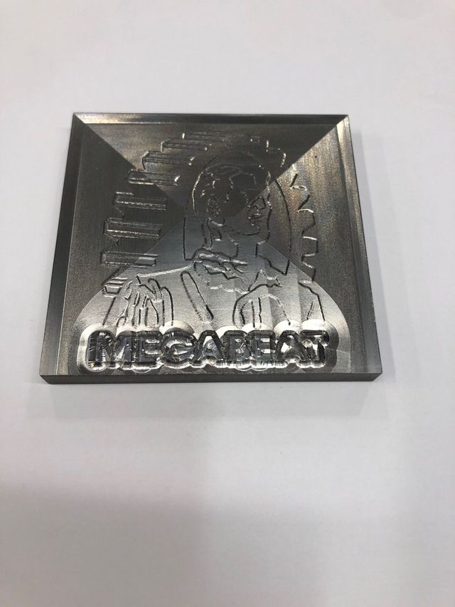 MEGABEAT placa acero  “seriada” única