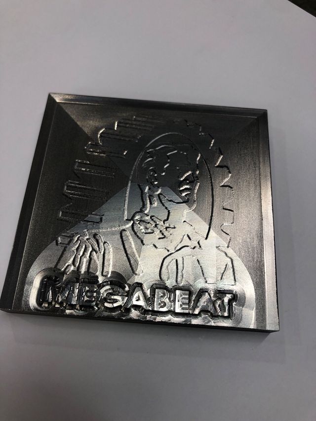 MEGABEAT placa acero  “seriada” única