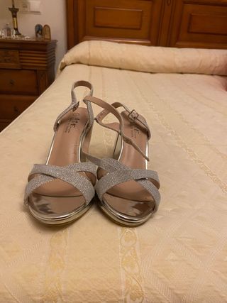 Sandalias plateadas de tacón