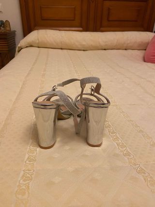 Sandalias plateadas de tacón