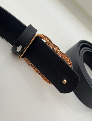 Lote 2 cinturones negros con hebilla dorada