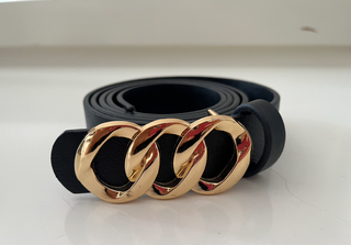 Lote 2 cinturones negros con hebilla dorada