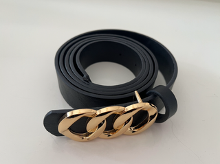 Lote 2 cinturones negros con hebilla dorada