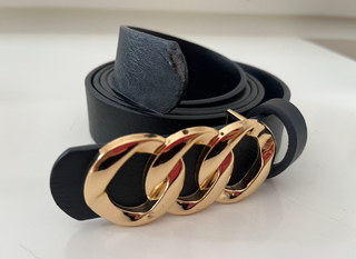 Lote 2 cinturones negros con hebilla dorada