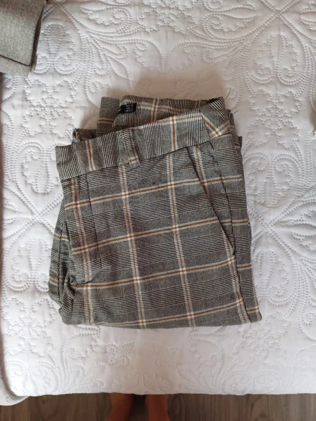 Pantalones Stradivarius cuadros grises y marrones
