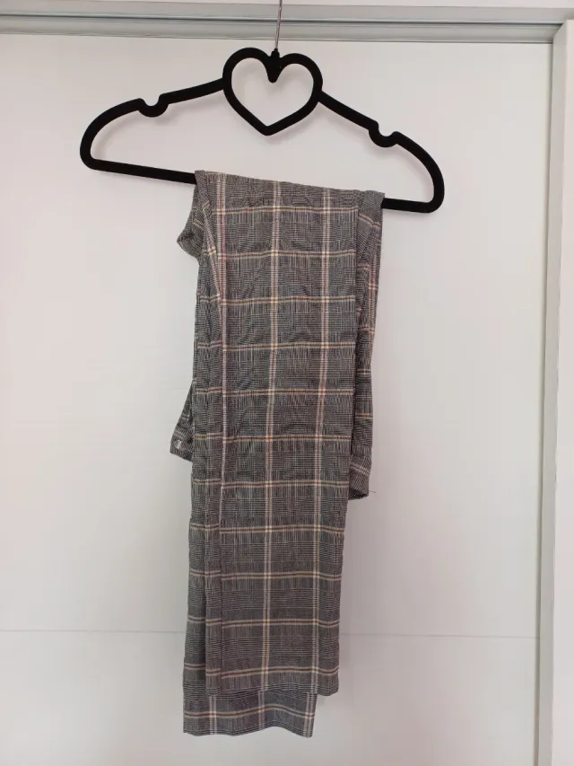 Pantalones Stradivarius cuadros grises y marrones