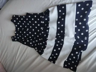 Vestido de verano azul y blanco