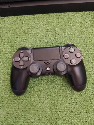 PlayStation 4 Slim con 5 giochi