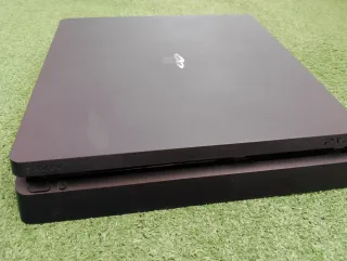 PlayStation 4 Slim con 5 giochi