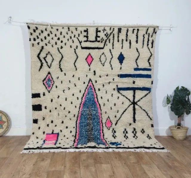 Alfombra de lana beige con diseño geométrico