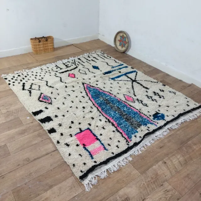 Alfombra de lana beige con diseño geométrico