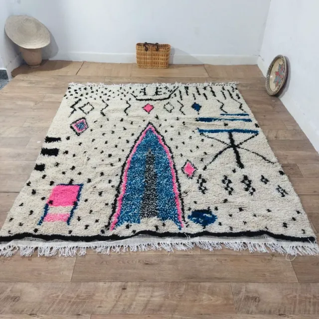 Alfombra de lana beige con diseño geométrico