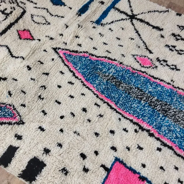 Alfombra de lana beige con diseño geométrico