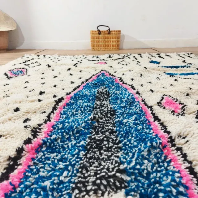 Alfombra de lana beige con diseño geométrico