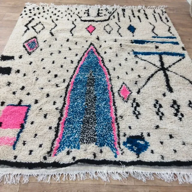 Alfombra de lana beige con diseño geométrico