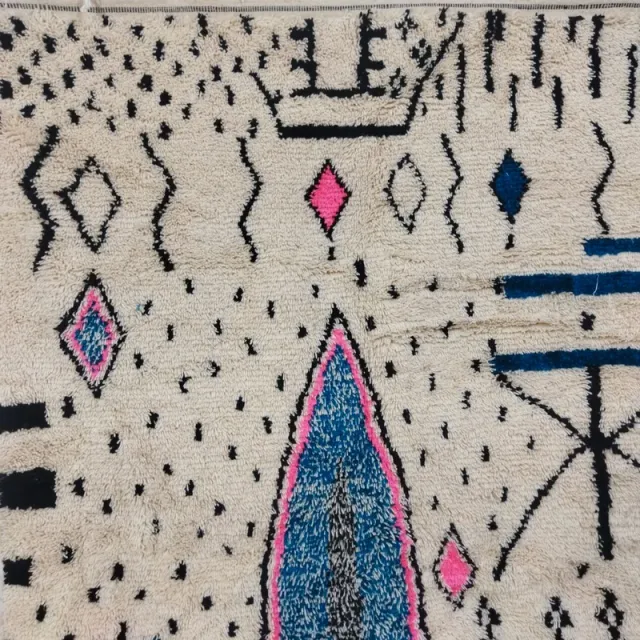 Alfombra de lana beige con diseño geométrico