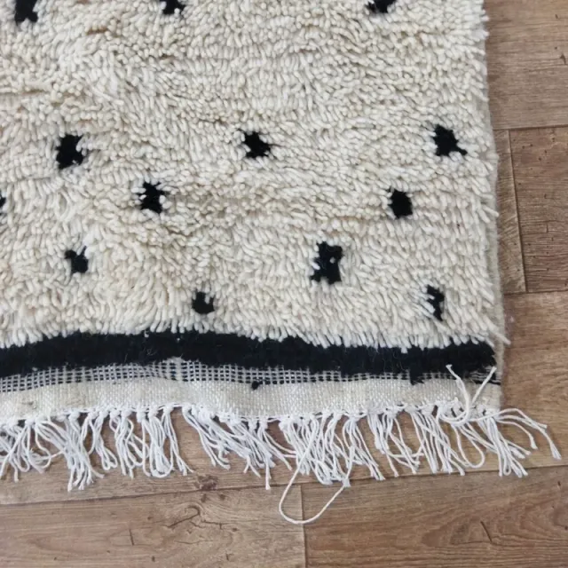 Alfombra de lana beige con diseño geométrico