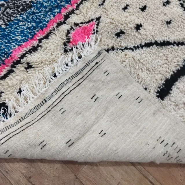 Alfombra de lana beige con diseño geométrico