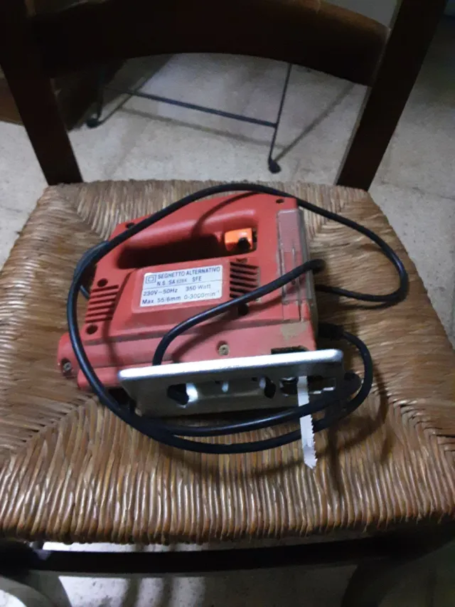 Sega elettrica rossa