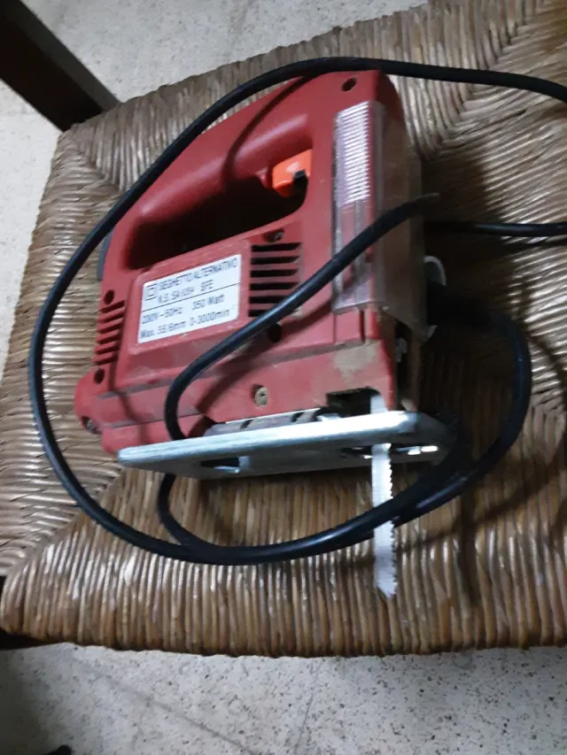 Sega elettrica rossa