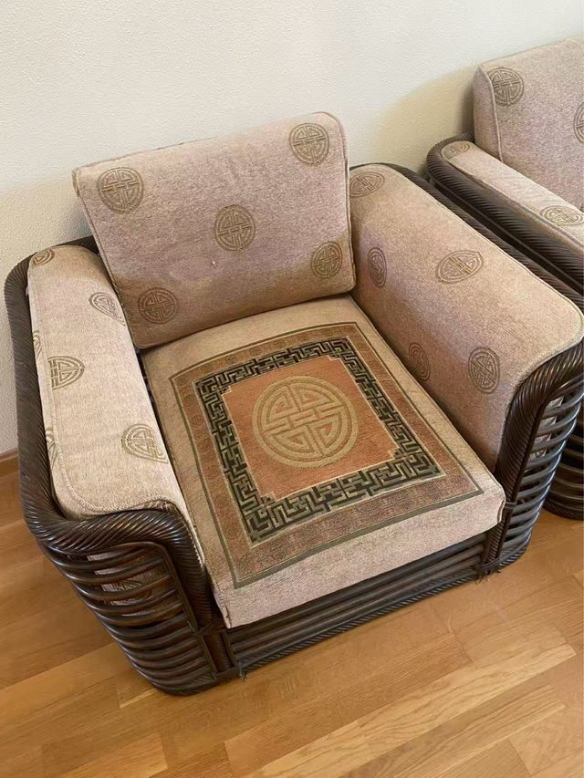 Sofá de tela y ratán beige y marrón