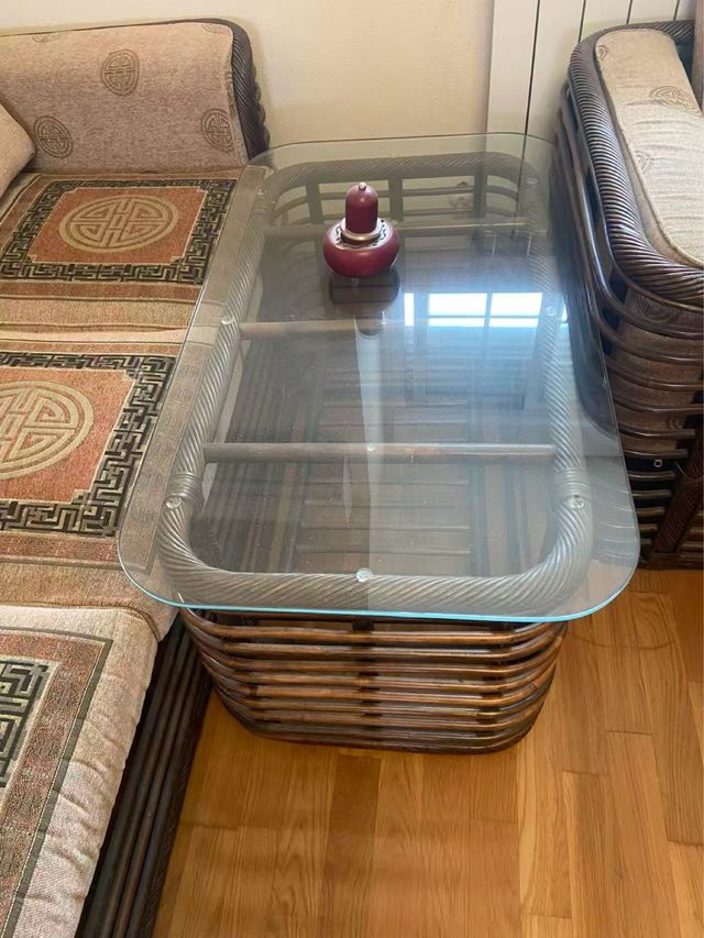 Sofá de tela y ratán beige y marrón