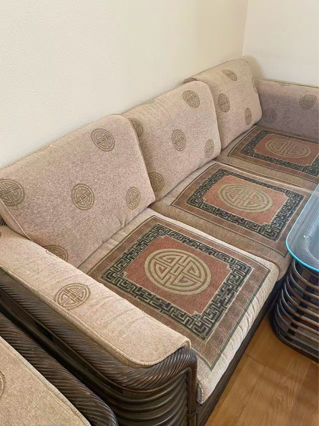 Sofá de tela y ratán beige y marrón