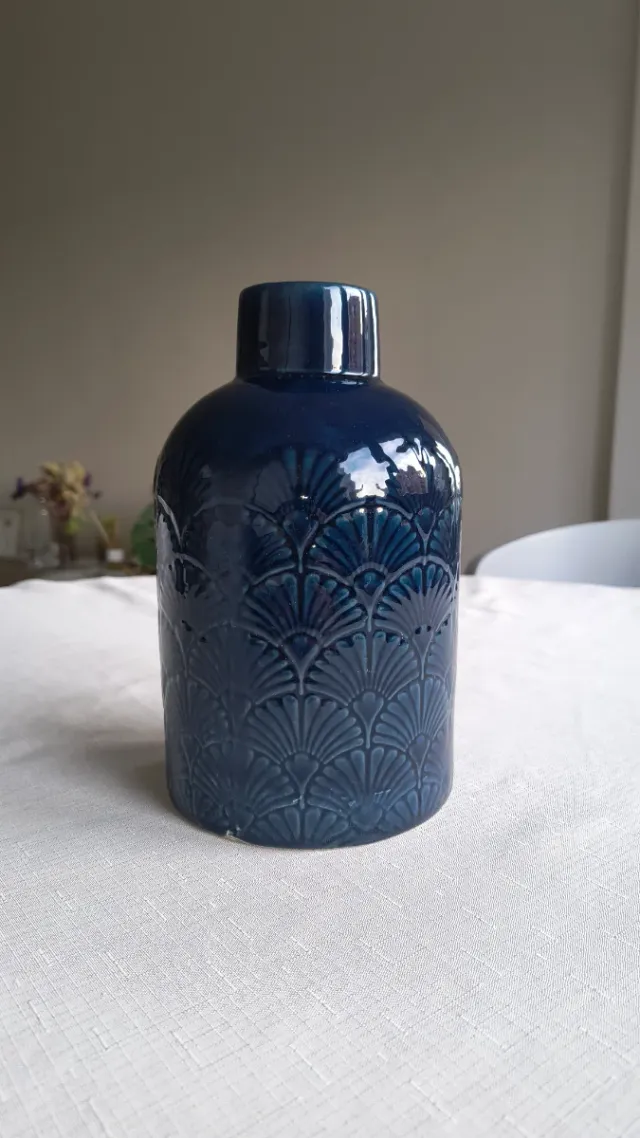 Vaso azzurro in ceramica con rilievo