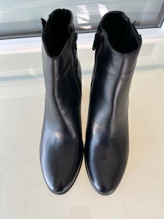Botines de piel negros