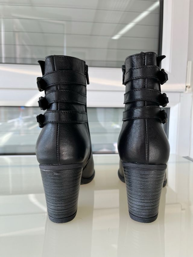 Botines de piel negros