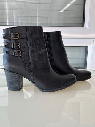 Botines de piel negros