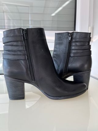 Botines de piel negros