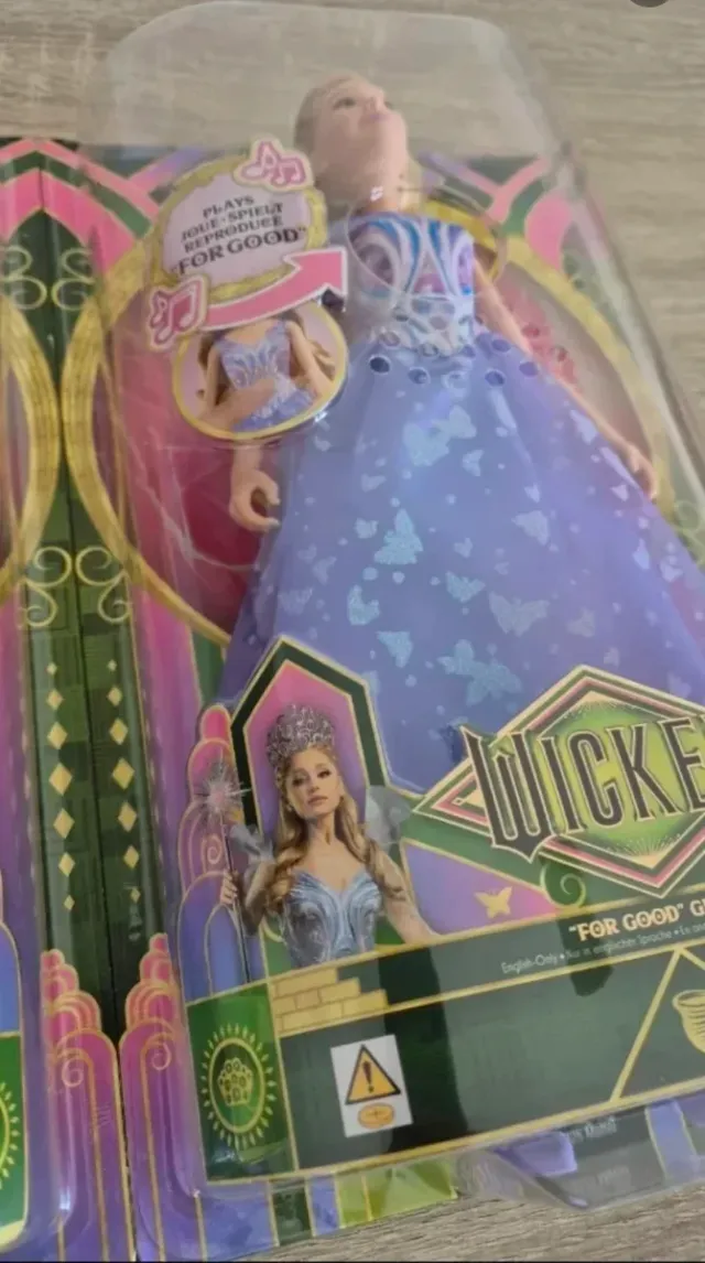 Dos muñecas Wicked Glinda For Good 25 euros.