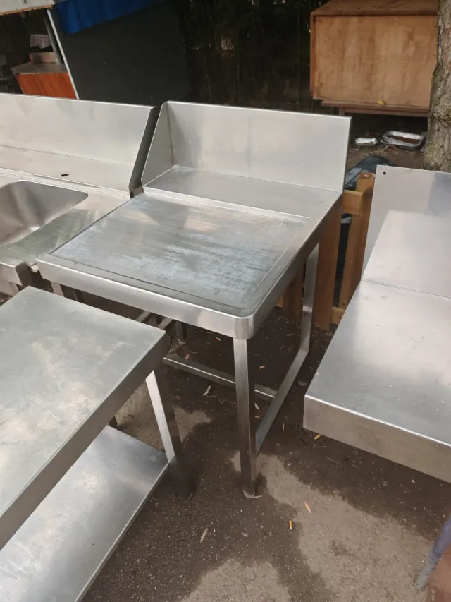 Tavolo in acciaio inossidabile con scarico