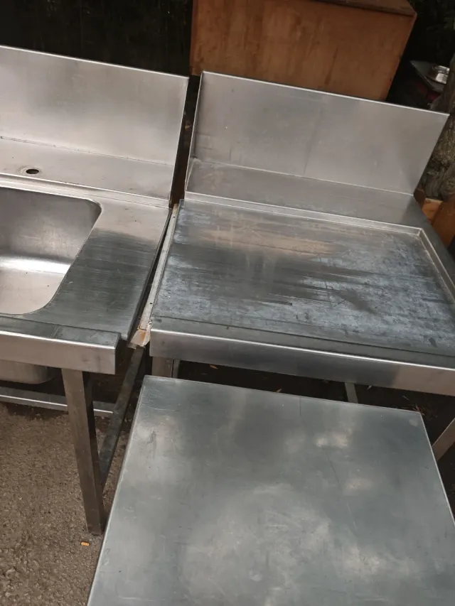 Tavolo in acciaio inossidabile con scarico