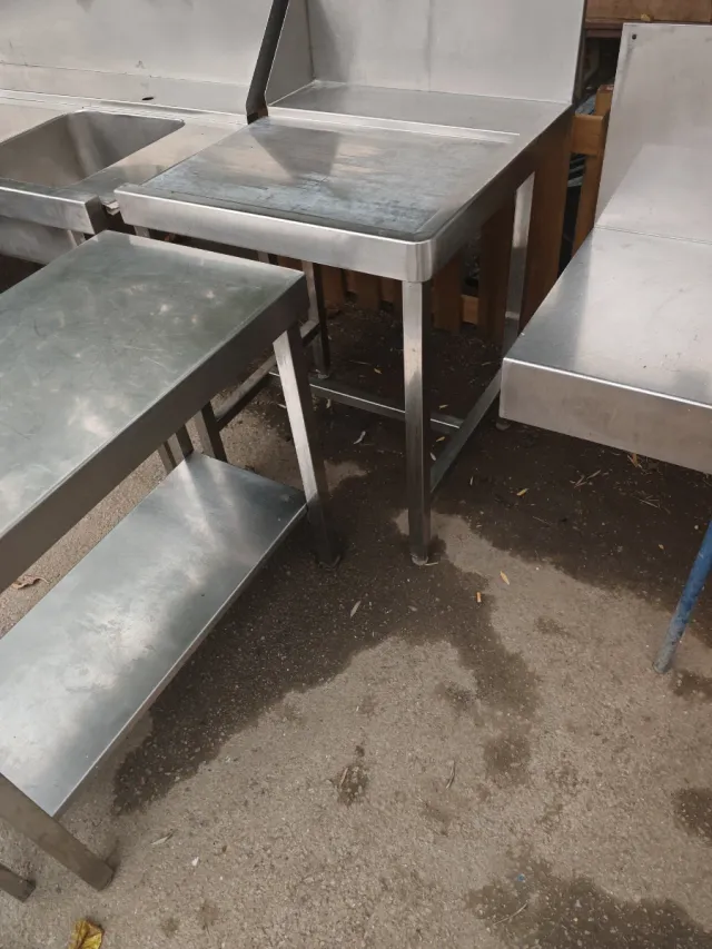 Tavolo in acciaio inossidabile con scarico