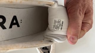 Zapatos deportivos Zara beige y blanco